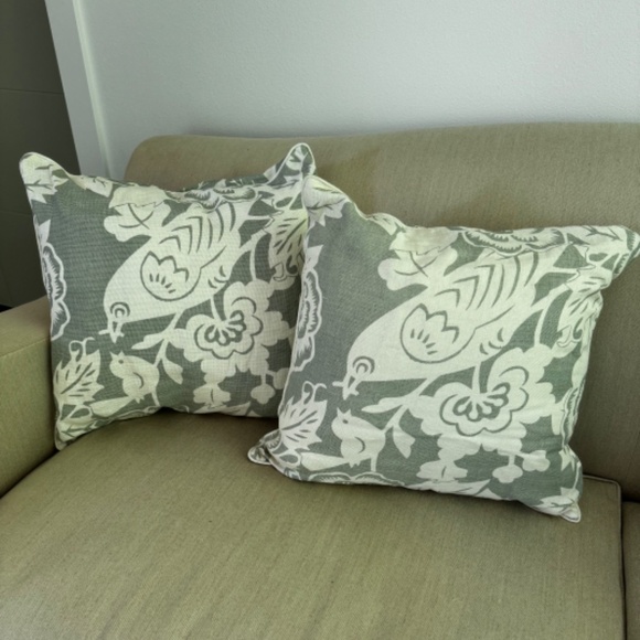 Two Thomas Paul 100% linen pillows, 22x22 inches with down inserts included. - Picture 9 of 9
